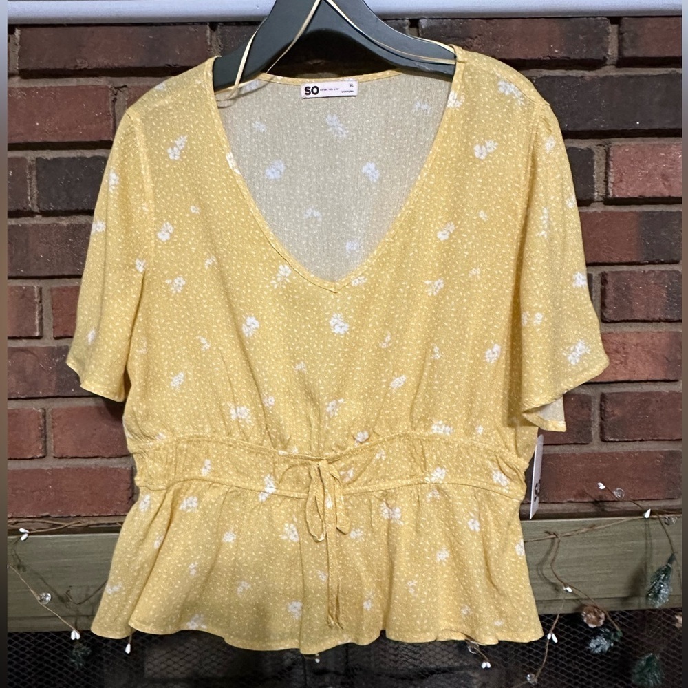 🛍️NEW beautiful yellow with floral cinch waist top.
